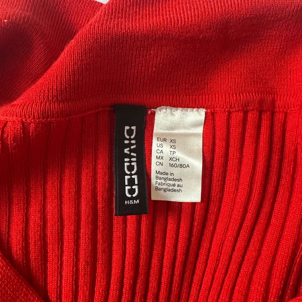 Chic Red Ribbed Top - Picture 2 of 3